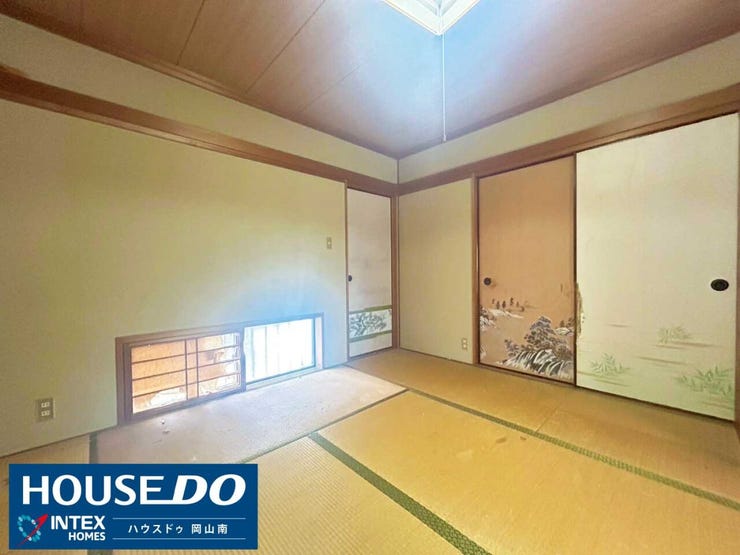 【心安らぐ伝統的な和の空間】
畳の香りに包まれて、家族でゴロゴロ寛げる和室!地窓から差し込む柔らかな光が落ち着いた雰囲気を演出!小さなお子様の遊び場や、来客時の寝室としても重宝する便利な一部屋です◎