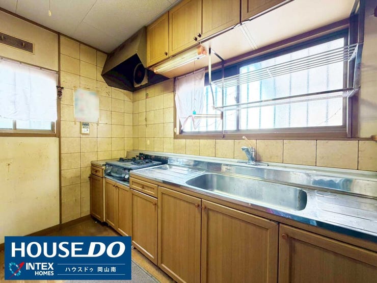 【窓が多く開放感あふれるキッチン】
窓が複数あり、明るい光を感じながらお料理を楽しめるキッチンです!上下にたっぷりと収納スペースを備えているので、調理器具などもたっぷり収納できます◎