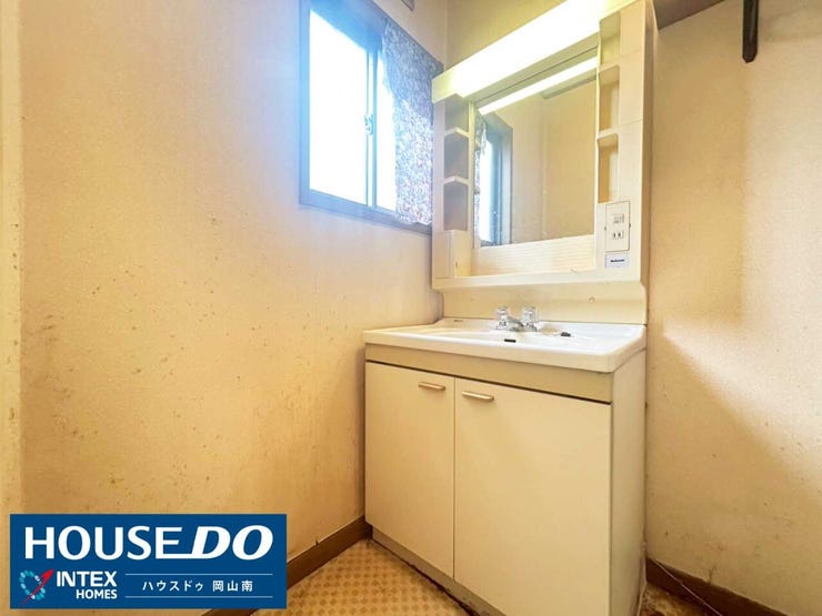 【朝の準備も快適な洗面スペース】
明るい窓に面した洗面台は、毎朝の身支度を爽快な気分でスタートさせてくれます!サイドの収納棚には家族全員の小物もすっきり片付き、清潔感のある空間を保てますね♪