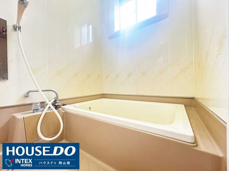 【一日の疲れを癒やすリラックスバス】
光が差し込む明るい浴室で、ゆったりと心穏やかなバスタイムを♪窓を開ければ湿気もこもらず、毎日のお手入れがスムーズなのも嬉しいポイントですね!