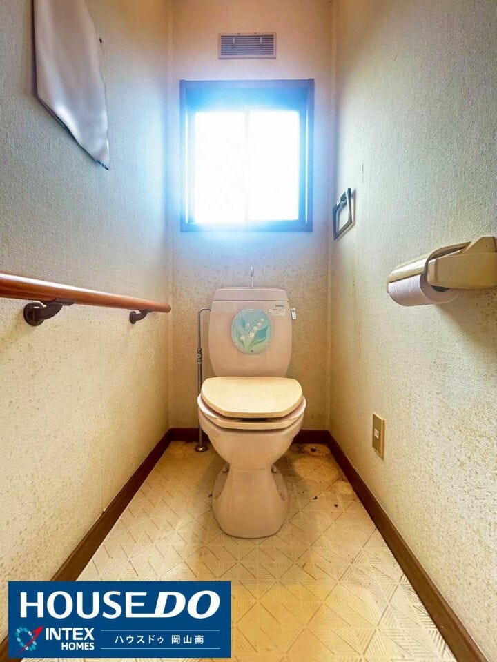 【窓から光が差し込む明るいトイレ】
大きな窓からたっぷりと光が入り、日中は照明いらずの明るさ!手すり付きで小さなお子様からおじいちゃん、おばあちゃんまで、家族みんなが安心して使える優しい設計です◎