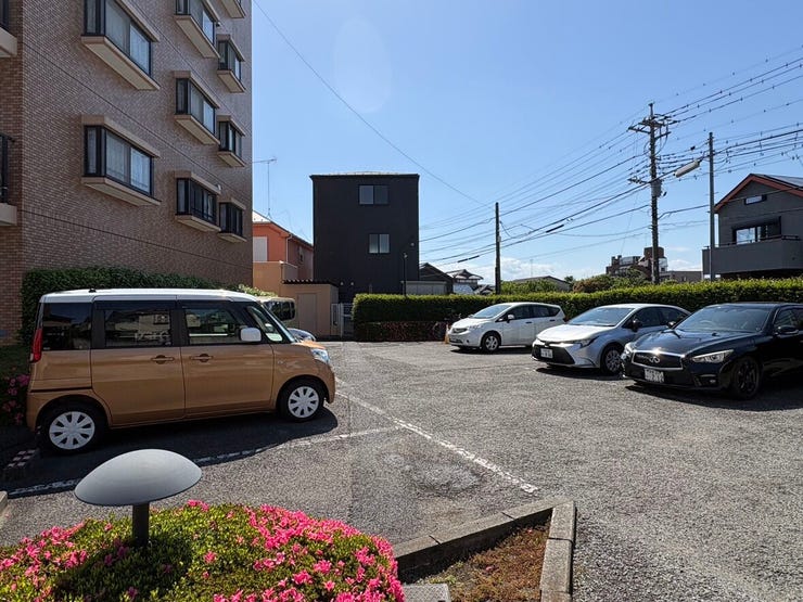 視認性の良い平置き駐車場は、荷物の多い日や雨の日のお買い物帰りもスムーズ。エントランスからも近い場所に配置されており、小さなお子さまと一緒でも安心です。日々のカーライフを軽やかにサポートしてくれます。