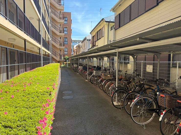 屋根付きで大切な自転車を雨から守れる、整理整頓された駐輪スペースです。お買い物帰りや通学・通勤時もスムーズに出し入れが可能。植栽の緑が目に優しく、毎日の外出を爽やかに送り出してくれます。