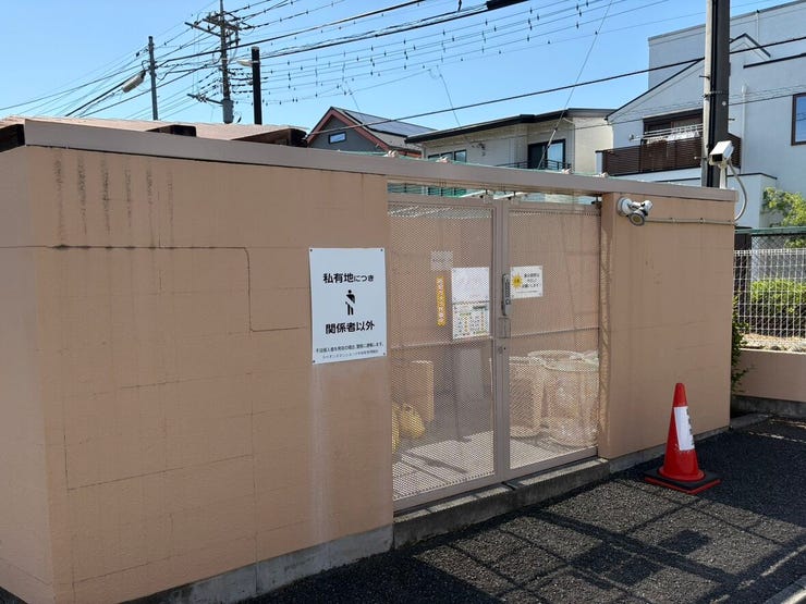 清潔に保たれた、安心感のある入居者専用のゴミ置き場です。
扉付きのしっかりとした造りで、カラスなどによる散らかりも防げます。毎朝のゴミ出しがスムーズに済むと、一日の始まりが軽やかになりますね。
