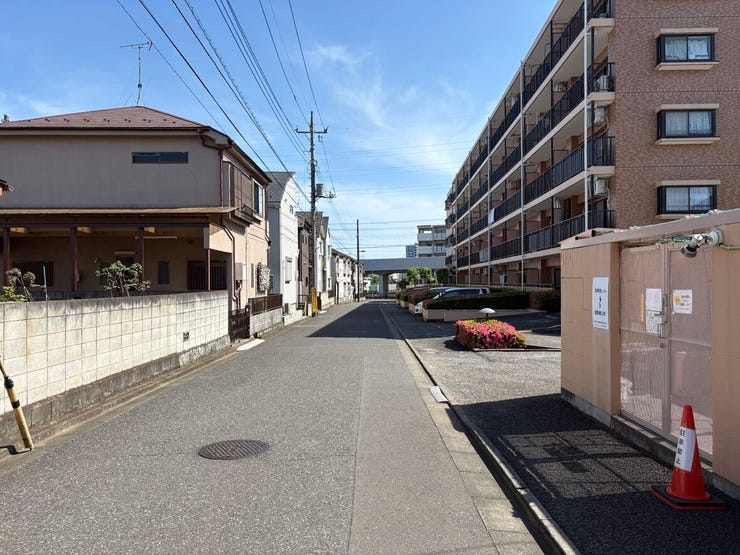 見通しの良い平坦な前面道路は、歩道も確保されており小さなお子様との歩行も安心です。周辺は高い建物が少なく、開放的な空が広がる穏やかな街並み。ゆとりある道幅で、お車での外出や帰宅もスムーズに行えます。