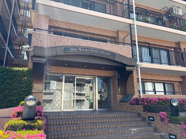 落ち着いたブラウンのタイルと季節の彩りが調和した、品格ある構えのエントランスです。広々とした階段アプローチ、外出をゆったりと穏やかに見守ってくれます。