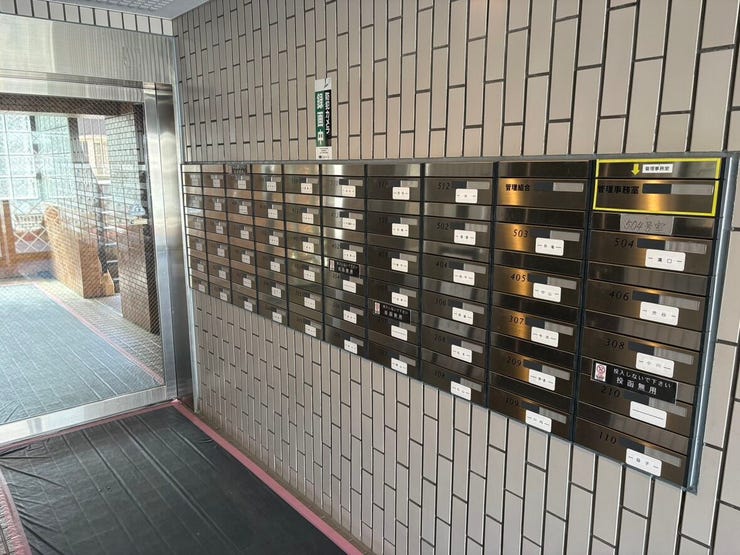 整然と並ぶ集合ポストは、管理の行き届いたマンションならでは。エントランス内の明るい場所に配置されており、帰宅のついでにスムーズに郵便物をチェック。日々の何気ないルーティンも気持ちよくこなせそうです。