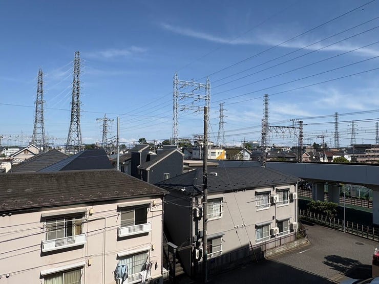 バルコニーからは遮るもののない、開放感あふれる空の景色が広がります。
爽やかな風を感じながら、移り変わる空の色を眺める贅沢なひととき。毎日の暮らしの中に、ふっと心が整うような穏やかな景色があります。