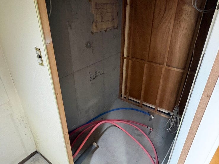 落ち着きある雰囲気のバスルームへ。
現在はリフォーム工事中ですが、完成後は清潔感あふれる新しい空間で、日々の疲れをゆったりと癒やすバスタイムを過ごせそうですね。