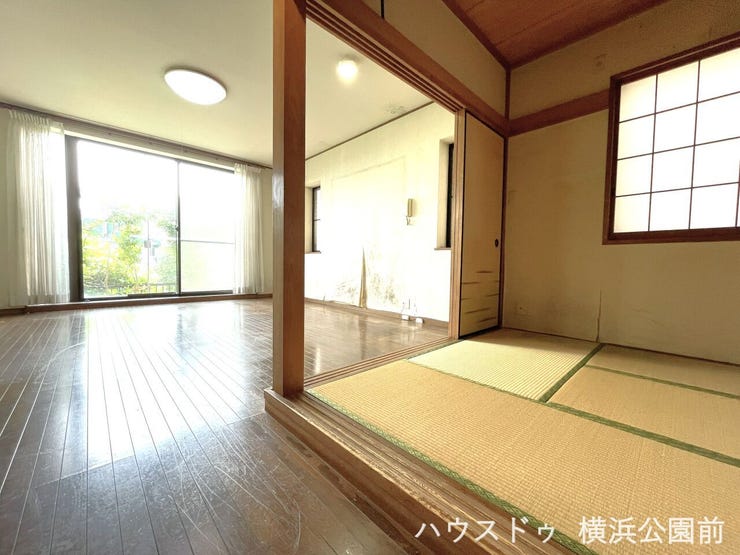 約4.5帖の和室と隣接しております。お子様の遊び場としてのご利用も可能です。