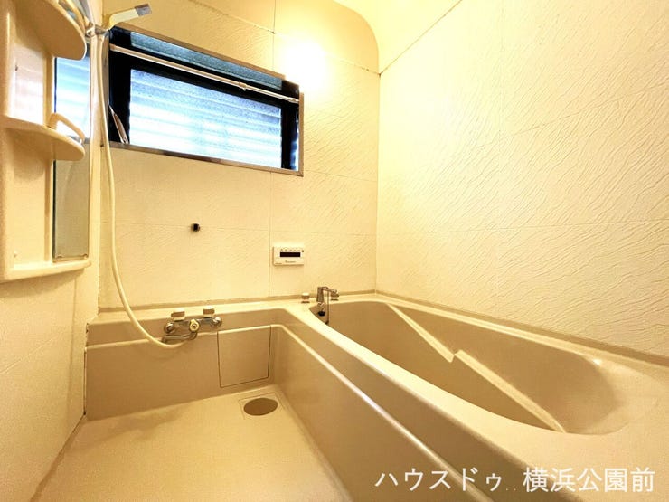 浴室にはユニットバスを使用、棚や鏡も設置されています。