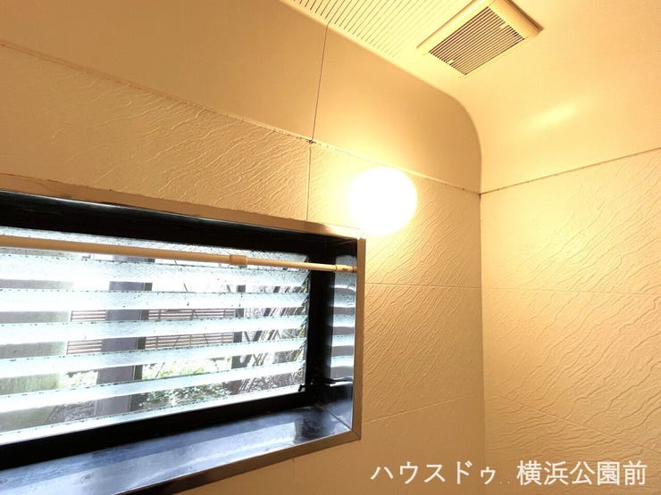 浴室には換気扇のほか、窓も設置されておりますので、換気性能が良好です。