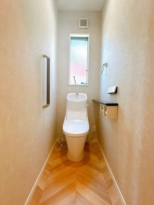 小窓付きの明るいトイレです!
