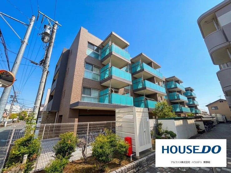 【外観】
静岡市立安東小学校・安東中学校まで徒歩5分圏内という近さが最大の魅力の一つです。緑豊かで穏やかな方が多く住む閑静な住宅街です。治安も良く、安心して子育てができる環境が整っています。