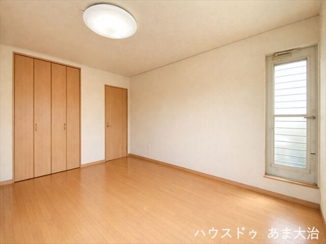 10帖洋室:各居室に収納を設けた嬉しい間取り◎
※居住中につき、室内写真は一部画像加工を行っております。