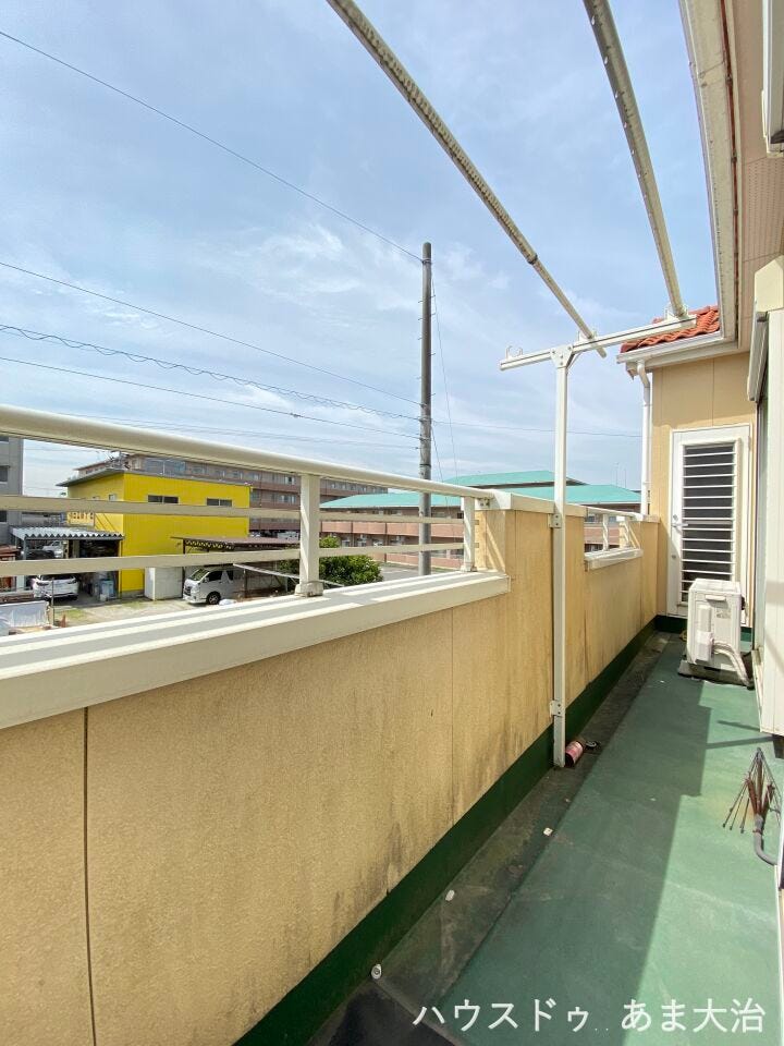 南面バルコニー♪視界が開けていて眺望も良好◎一日中安定して日当たりが良さそうで、照明不要な時間帯が多くなりそう!お洗濯物もよく乾きそうですね。