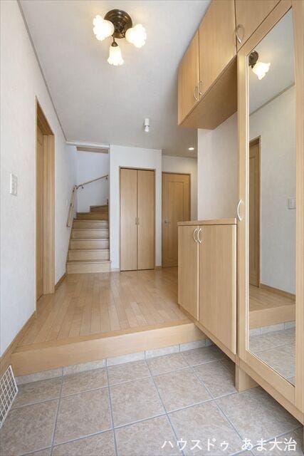 姿見付きの玄関収納。お出かけ前に身だしなみ・全身チェックができますね◎
※居住中につき、室内写真は一部画像加工を行っております。