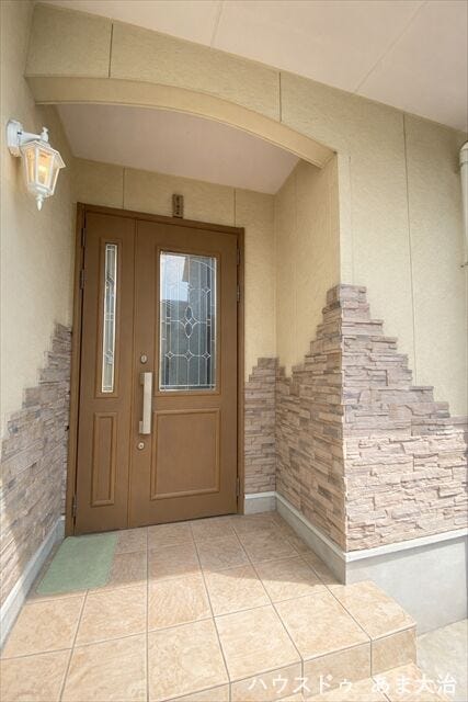 宅配ボックスを設置できそうなゆとりある玄関ポーチ。※居住中につき、室内写真は一部画像加工を行っております。