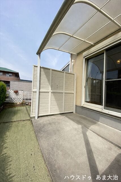 テラス屋根付き。直射日光を和らげてくれるので真夏の室温上昇を抑えてくれそう◎自転車置き場や物干しスペースにもぴったりですね。