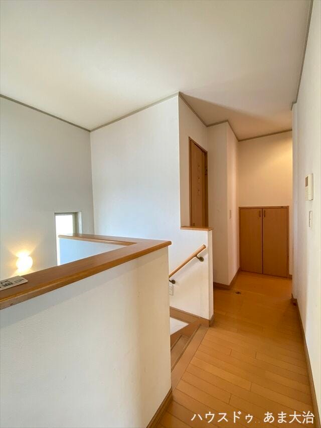 開放感のある2階廊下部。
階段部には窓の設置もあり、 風の通り道になりやすく、家の換気効率が高まりそうですね♪