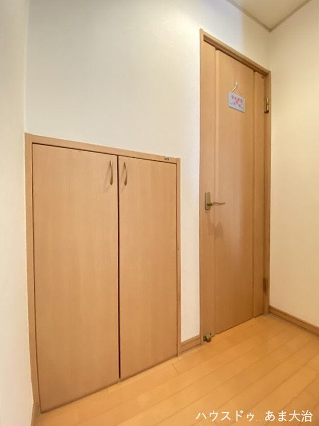 2階廊下収納です。奥行きがありそうな大型収納で、季節飾りや季節家電等の収納場所にっぴったり♪