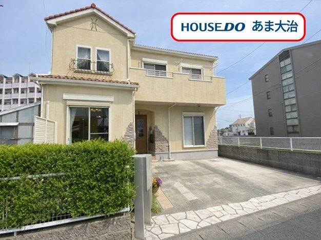 【外観】
市・名鉄バス「大治役場前」停 徒歩約5分。
周辺にはスーパーやドラッグストア、飲食店が充実している住み良い大治町馬島エリア◎南向き角地、閑静な住宅内の4LDK中古戸建。並列で2台の駐車が可能◎