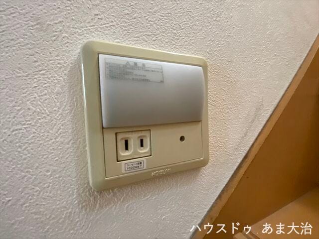 センサー照明付きの階段部で暗い時間帯のフロア移動も安心ですね。