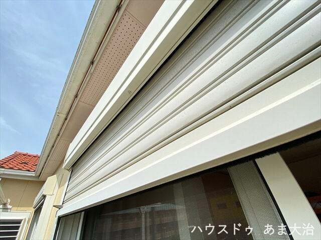 台風時の飛来物から窓ガラスを守る防災力、空き巣を防ぐ高い防犯性のあるシャッター付き窓。