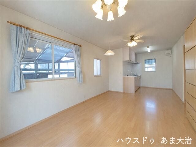 16.5帖のLDK。東・南・西の三面採光で朝から夕方まで日光を取り込め、日中は照明なしで過ごせる時間が長そうですね。※居住中につき、室内写真は一部画像加工を行っております。