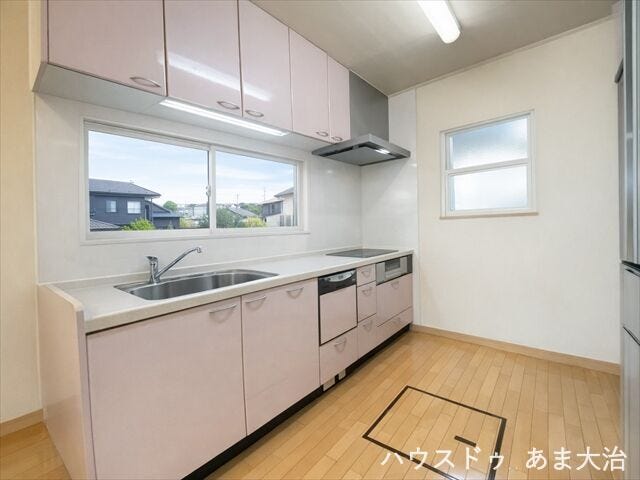 西窓からの採光を期待できそうなキッチン◎収納力の高いキッチンで、すっきりとしたスペースを確保できそうですね。※居住中につき、室内写真は一部画像加工を行っております。