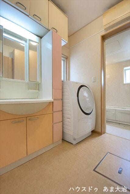 洗濯機を配置してもゆとりのある洗面所。脱衣所とランドリースペースが同じ空間にあり、脱いだ服をすぐに洗濯機に入れられ、家事の負担が軽減されます。※居住中につき、室内写真は一部画像加工を行っております。