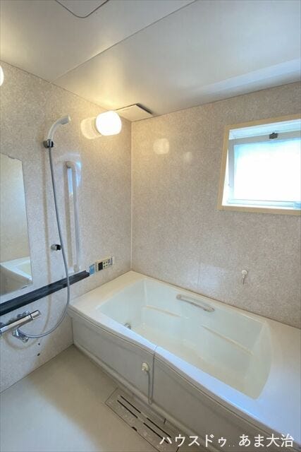 温かみを感じる、空間全体をやさしく包み込むような雰囲気の浴室。汚れも目立ちにくく、お手入れがしやすそうですね。※居住中につき、室内写真は一部画像加工を行っております。