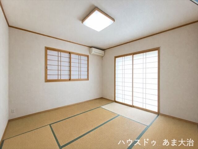 1階には独立した8畳の和室:他の部屋から離れているので静かな空間。家族以外のお客様が来た時にも気兼ねなく宿泊していただけそうですね。※居住中につき、室内写真は一部画像加工を行っております。