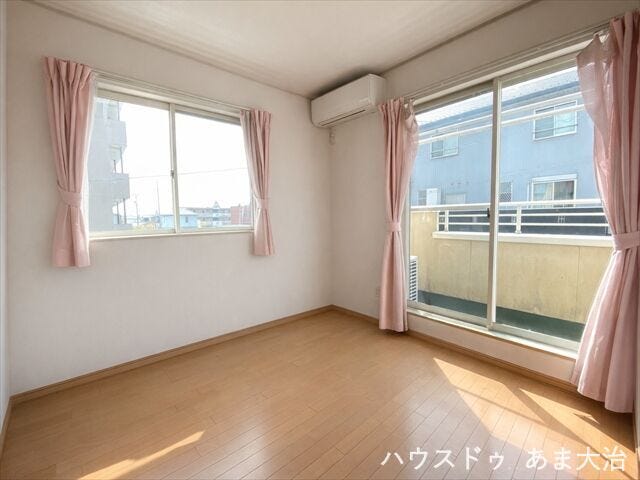 各窓にカーテンレール付きで入居時費用を抑える事ができそうですね。※居住中につき、室内写真は一部画像加工を行っております。