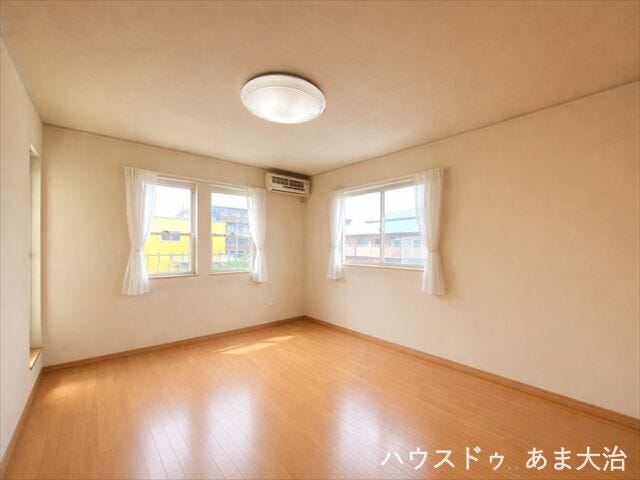 10帖洋室:一番広い洋室です。南西に窓の設置のある角部屋で、午後から夕方にかけて長く日差しが入り、冬場も暖かく過ごせそうですね。※居住中につき、室内写真は一部画像加工を行っております。