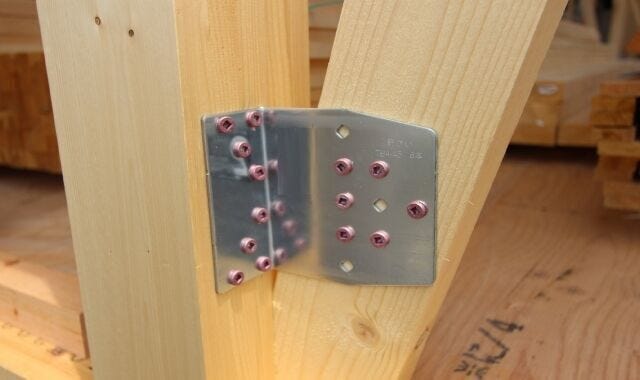 構造材をつなぎとめる接合部には「耐震金物」を採用。基礎・土台・柱など接合部ごとに適材適所な耐震金具を選び、構造体をしっかりと緊結します。