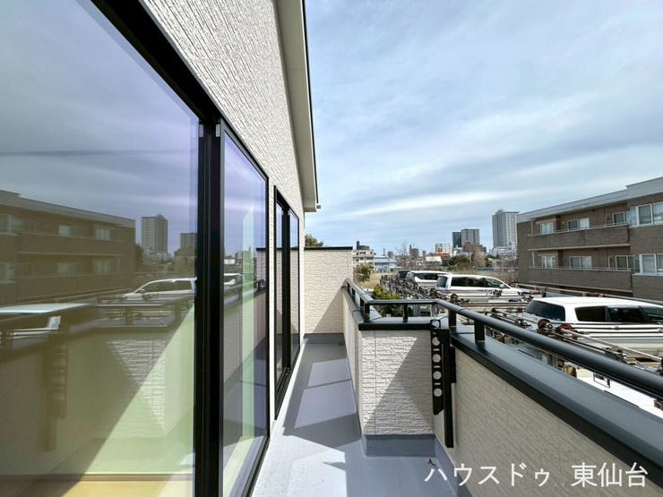 晴れた日は家族の布団を一気にふかふかにできる、ワイドなバルコニーです♪