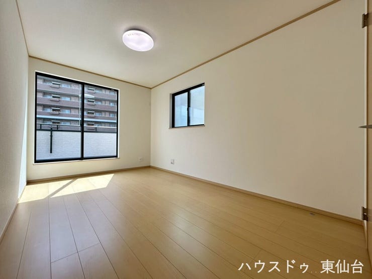 こちらからもバルコニーに出ることができます♪