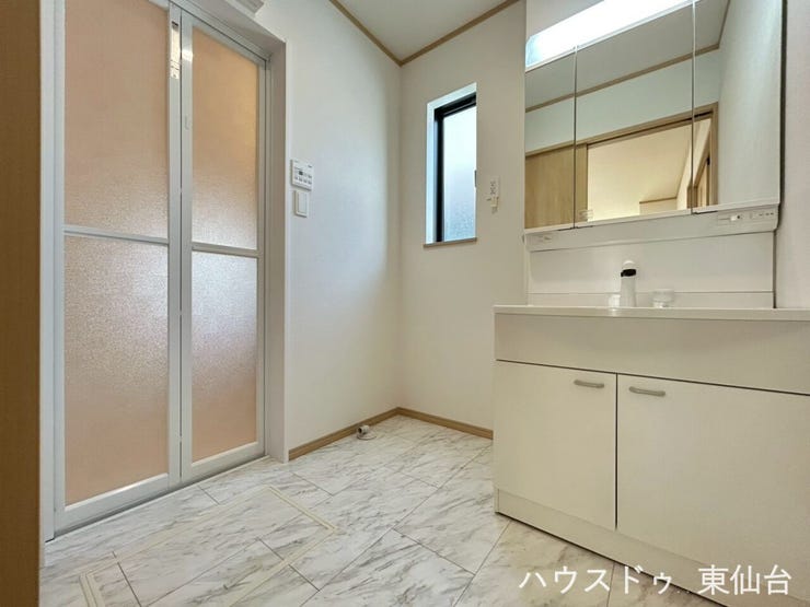 うれしい三面鏡♪小窓もついてじめじめしがちな水回りもきれいさっぱり快適に過ごせそうです♪