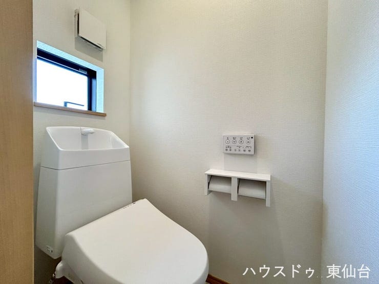 シンプルイズザベストトイレ♪もちろん温水洗浄便座付きです♪
控えめな小窓が断熱性も確保しながら、換気もできていつも清潔を保てますね♪