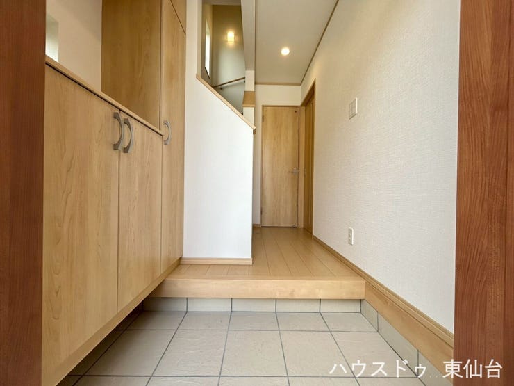 居住空間の隠れるつくりの玄関です♪