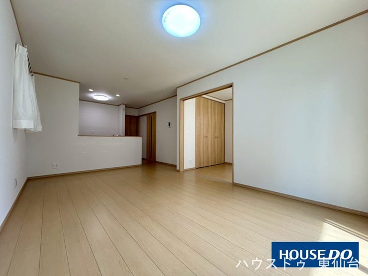 15帖のリビングです♪
キッチンの前にはダイニングテーブルを置くスペースもあり、お子様もお片付けの手伝いを楽しめそうです♪