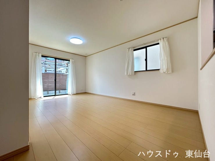 採光を確保しながらも余白がある、落ち着いた雰囲気のリビングです♪