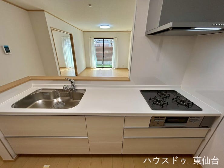 モノの出し入れがしやすいスライド式の収納を採用しています♪
3口コンロでメインとおかずとスープが一気に調理できますね♪