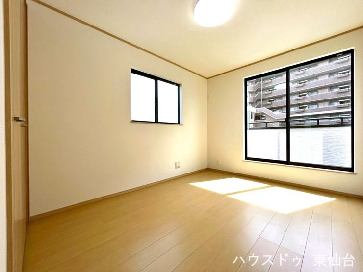 目線がバルコニーに抜ける、開放感のあるお部屋です♪