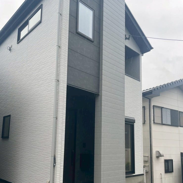 【外観】
グレーのツートンカラーで街並みに馴染む外観です♪