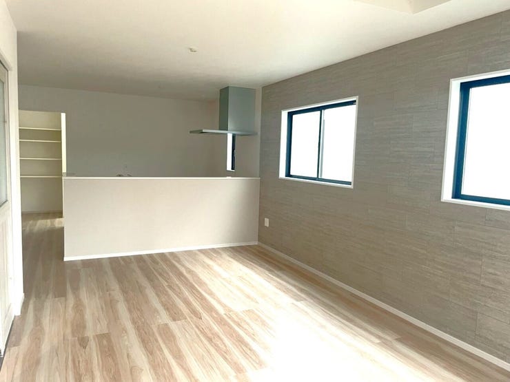 リラックスできる空間として家族や友人との団らんに最適なリビング。快適なソファとリラックスできるインテリアが、毎日の生活をより豊かにします。