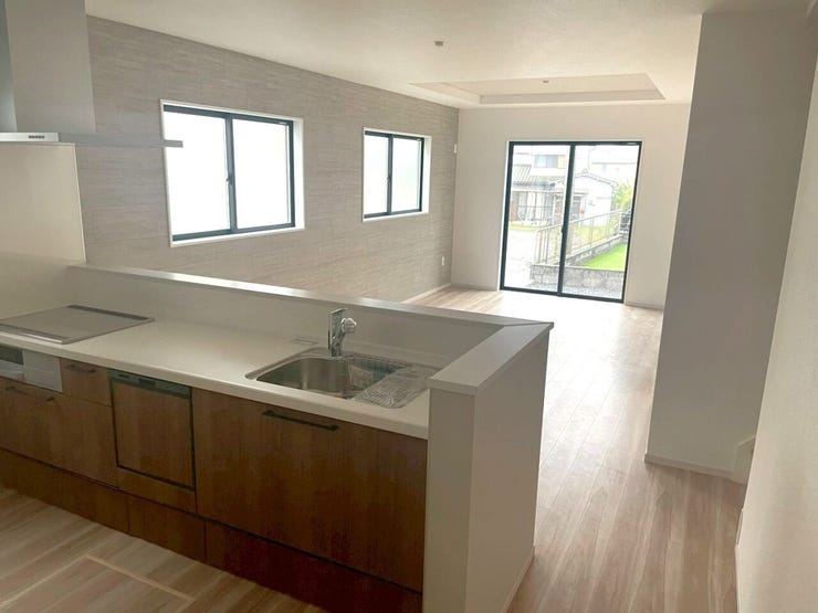 収納もたっぷりで、調理器具や食材を整理整頓できます。
明るい照明と、デザイン性のあるキッチンで楽しい料理時間を提供します。毎日の料理が一段と楽しくなること間違いなしです。