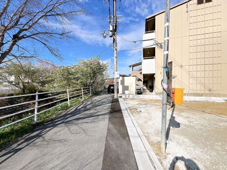 住宅地のため周辺は車の通行量も少なく、通期・登園・通学・ショッピングなど日々の往来も快適です。