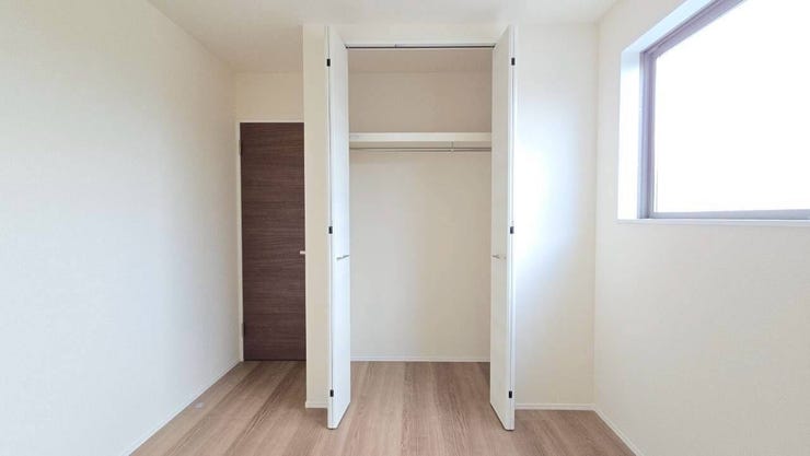 【収納】
扉付きのクローゼットは中身をしっかり隠せるため、生活感を抑えお部屋全体をすっきりと見せることができ、急な来客時にも安心です♪
さらに棚付きの収納があることで、細かな物も整理できます!
